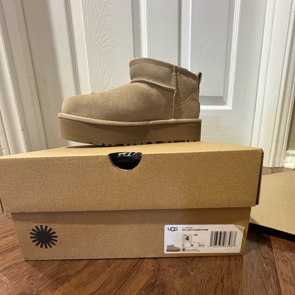 Ugg! NWT! Girls size: 4